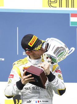 Romain Grosjean célèbre sa victoire sur le podium