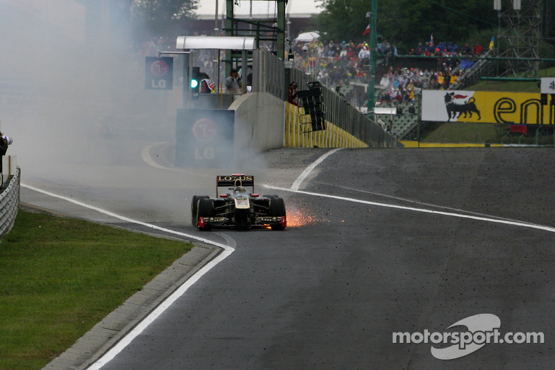 Nick Heidfeld, Lotus Renault F1 Team, coche en llamas