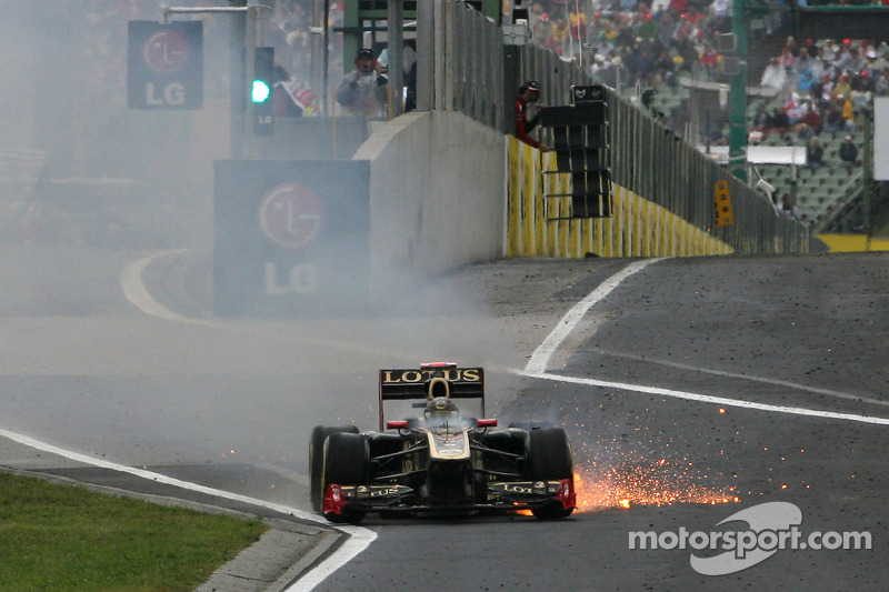 Nick Heidfeld, Lotus Renault F1 Team, coche en llamas