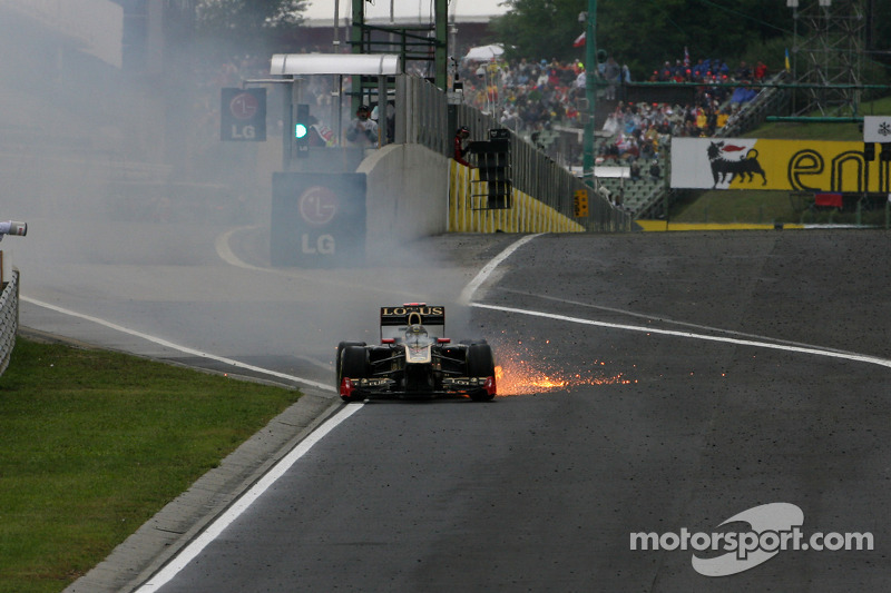 Nick Heidfeld, Lotus Renault F1 Team, coche en llamas