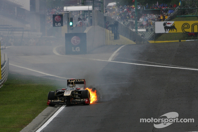 Nick Heidfeld, Lotus Renault F1 Team, coche en llamas