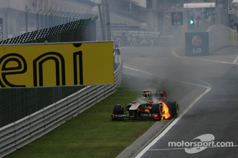 Nick Heidfeld, Lotus Renault F1 Team, coche en llamas