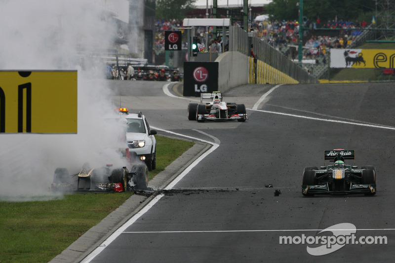 Nick Heidfeld, Lotus Renault F1 Team, coche en llamas