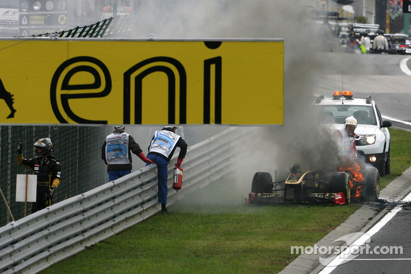 Nick Heidfeld, Lotus Renault F1 Team, coche en llamas