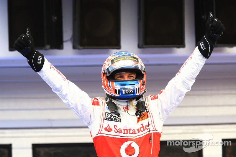 Yarış galibi Jenson Button, McLaren Mercedes kutlama yapıyor