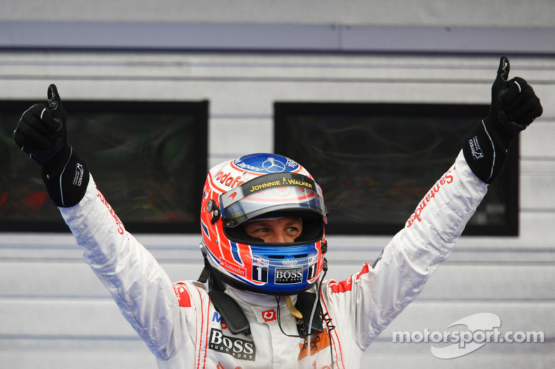 Yarış galibi Jenson Button, McLaren Mercedes kutlama yapıyor