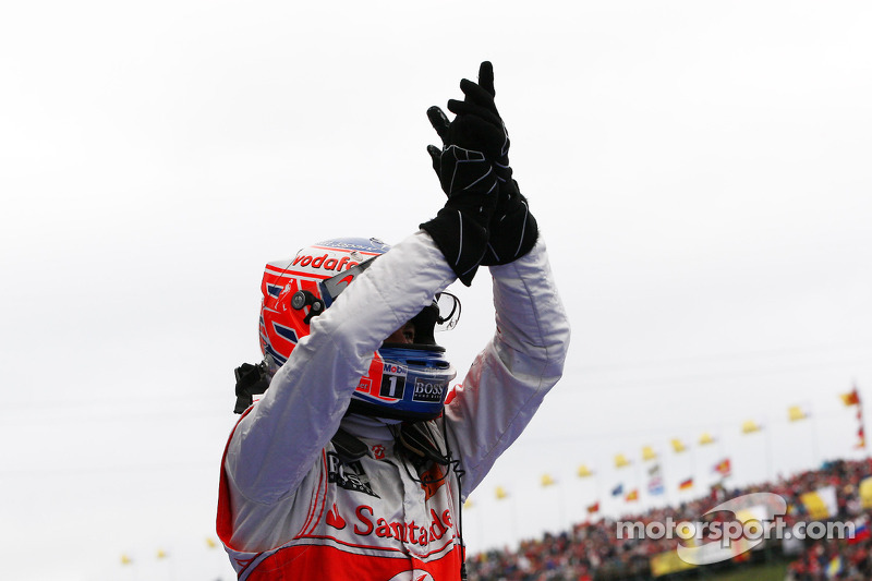 Yarış galibi Jenson Button, McLaren Mercedes kutlama yapıyor