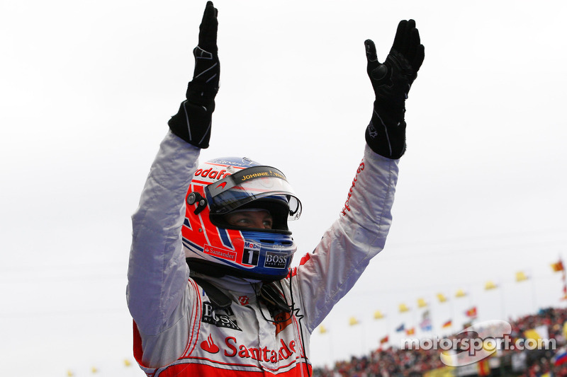 Yarış galibi Jenson Button, McLaren Mercedes kutlama yapıyor