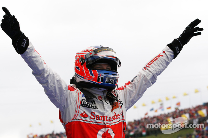 Yarış galibi Jenson Button, McLaren Mercedes kutlama yapıyor