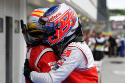 Yarış galibi Jenson Button, McLaren Mercedes kutlama yapıyor ve Fernando Alonso, Scuderia Ferrari