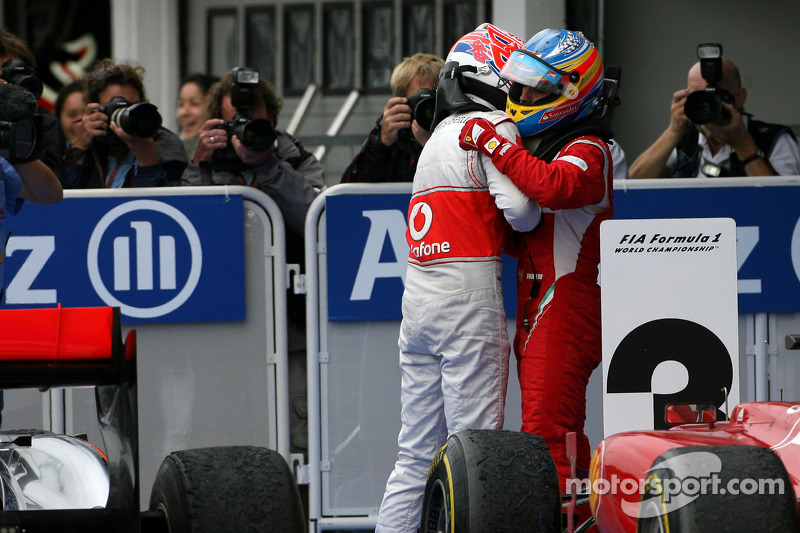 Yarış galibi Jenson Button, McLaren Mercedes kutlama yapıyor ve Fernando Alonso, Scuderia Ferrari