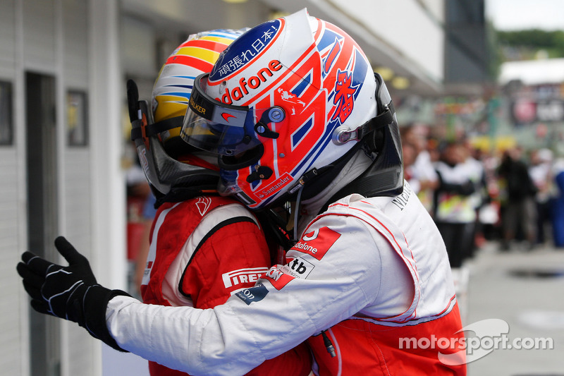 Yarış galibi Jenson Button, McLaren Mercedes kutlama yapıyor ve Fernando Alonso, Scuderia Ferrari