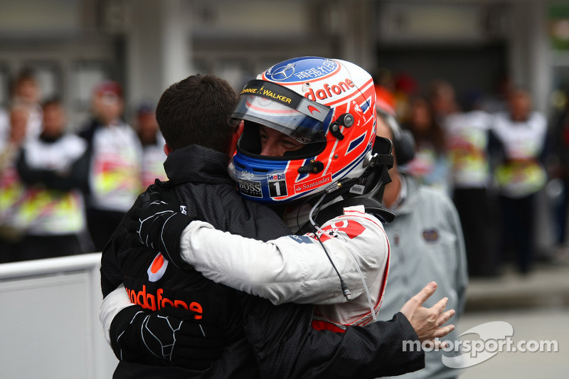 Yarış galibi Jenson Button, McLaren Mercedes kutlama yapıyor