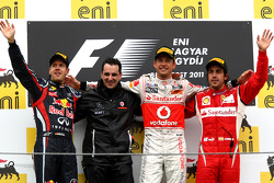 Podio: ganador de la carrera Jenson Button, McLaren Mercedes, segundo lugar Sebastian Vettel, Red Bu