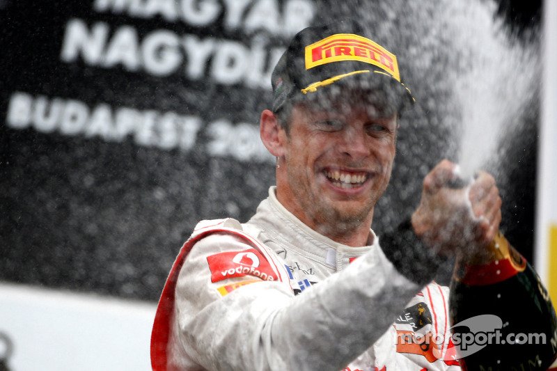 Podyum: Yarış galibi Jenson Button, McLaren Mercedes