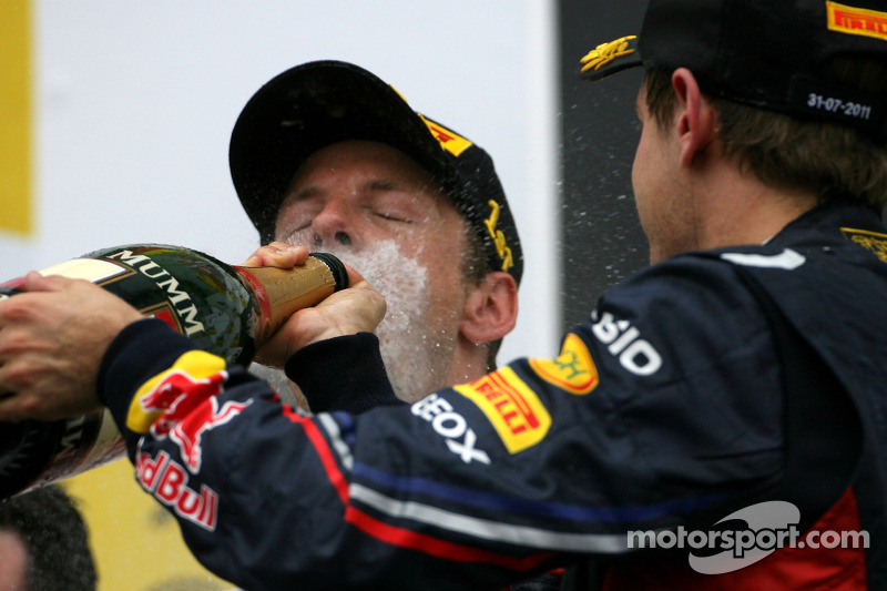 Podyum: Yarış galibi Jenson Button, McLaren Mercedes