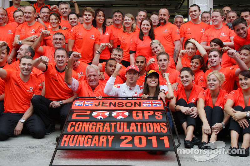 John Button, père de Jenson, Nicholas Hamilton, frère de Lewis, Lewis Hamilton, McLaren Mercedes, Jenson Button, McLaren Mercedes, Jessica Michibata, compagne de Jenson, fête le 200e GP du Champion du monde 2009