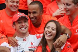 John Button padre de Jenson, Nicholas Hamilton, hermano de Lewis Hamilton, McLaren Mercedes, Lewis Hamilton, McLaren Mercedes, Jenson Button, McLaren Mercedes, Jessica Michibata novia de Jenson Button celebra con el equipo