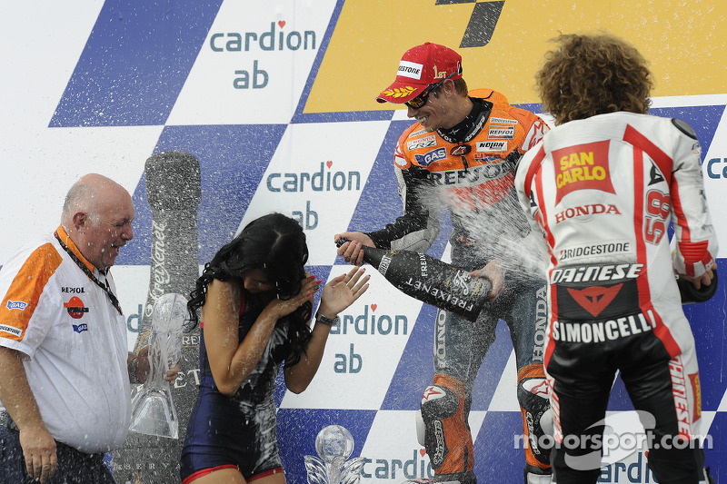Podio: ganador de la carrera Casey Stoner, del equipo Repsol Honda, el tercer lugar, Marco Simoncelli del San Carlo Honda Gresini