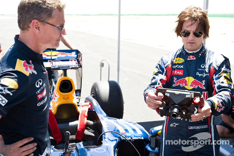 <img src="https://cdn-8.motorsport.com/static/img/cfp/0/0/0/200/228/s3/united_states-2.jpg" alt="" width="20" height="12" /> Том Круз (актер, кинорежиссер, продюсер, сценарист)