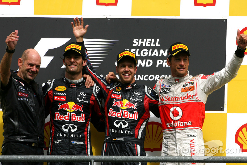 Podium : le vainqueur Sebastian Vettel, Red Bull Racing, avec Adrian Newey, directeur technique Red Bull Racing, le deuxième, Mark Webber, Red Bull Racing, et le troisième, Jenson Button, McLaren Mercedes