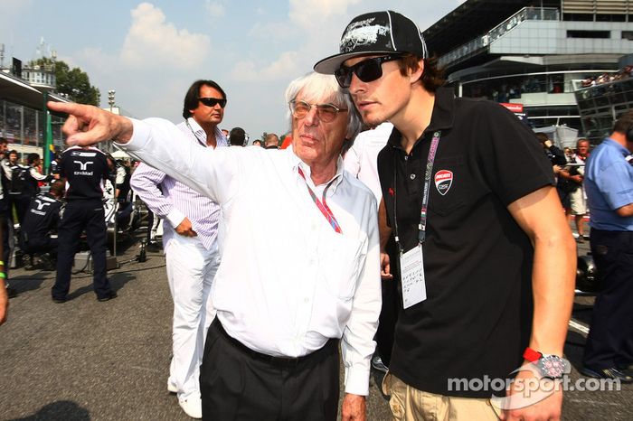 Bernie Ecclestone con el piloto Nicky Hayden, MotoGP