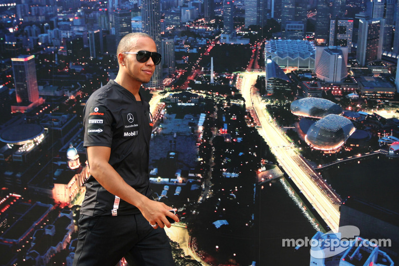 A pesar de ganar carreras cada temporada, Hamilton no pudo luchar por el título entre 2009 y 2013. Gestionando su vida personal solo y sin su padre, Hamilton pasó a exhibir cambios de comportamiento y estilo.