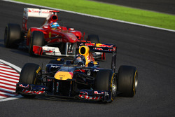 Sebastian Vettel, Red Bull Racing leads Fernando Alonso, Scuderia Ferrari