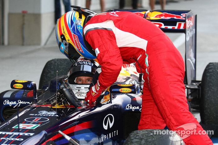 Sebastian Vettel, Red Bull Racing, campeón del mundo de F1 2011, es felicitado por Fernando Alonso