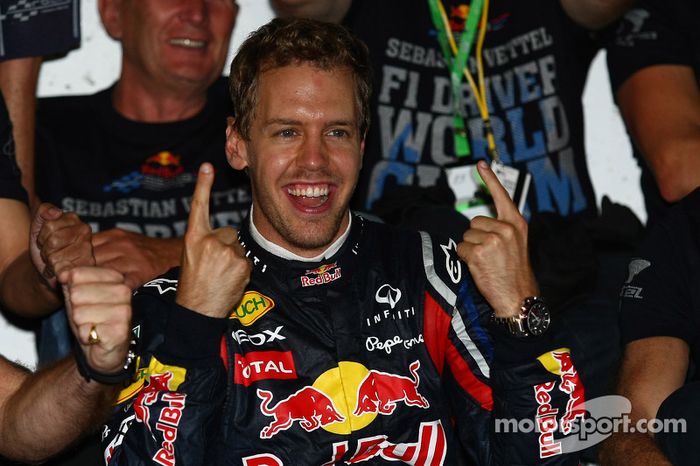 Sebastian Vettel, campeón del mundo de F1 2011, celebra con el equipo