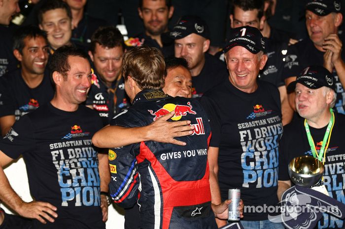 Sebastian Vettel, campeón del mundo de F1 2011, es felicitado