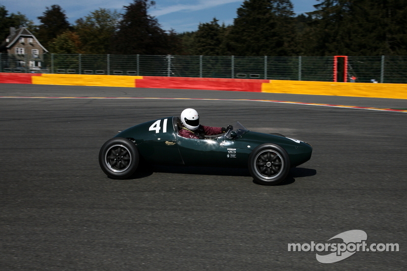 Модель Cooper T41, построенная для гонок Ф2 в 1957 году (на современном историческом фестивале)
