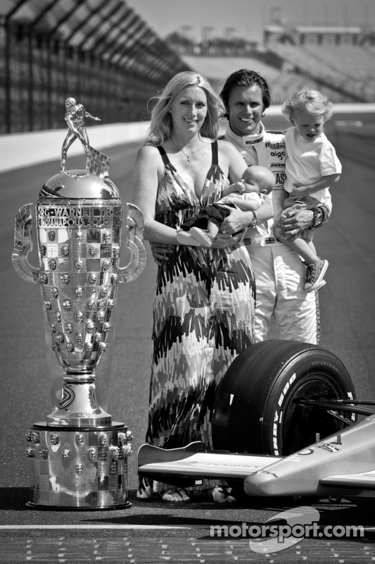 El ganadro de Indy 500 del Dan Wheldon, Bryan Herta Autosport con Curb / Agajanian con su esposa Sus