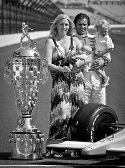 2011 Indy 500 race winner Dan Wheldon, Bryan Herta Autosport with Curb / Agajanian with his wife Susie and sons Sebastian and Oliver