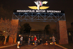 Fans pay tribute to Dan Wheldon at the Indianapolis Motor Speedway gates