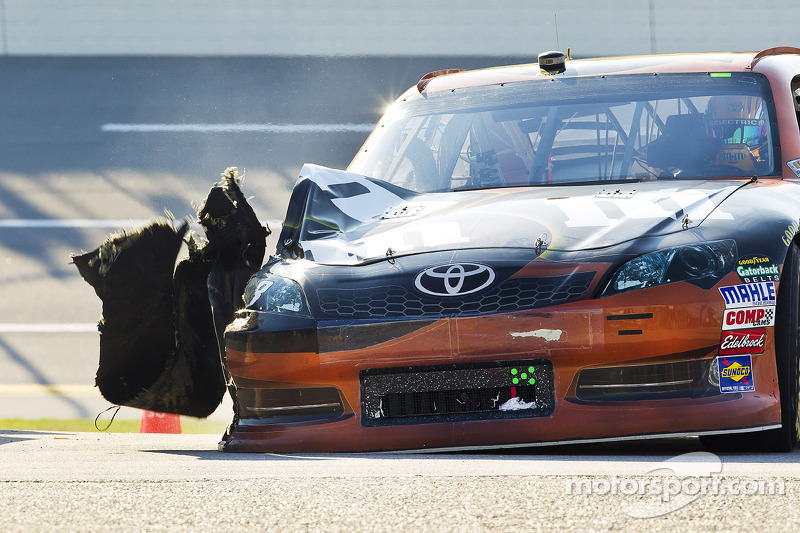 Herbst 2011: Reifenplatzer bei Kyle Busch