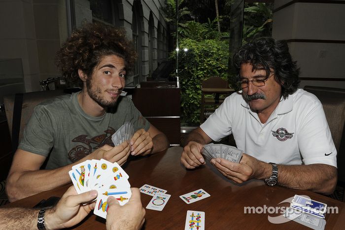 Con su padre, jugando a las cartas. Era habitual verlo así en el paddock.