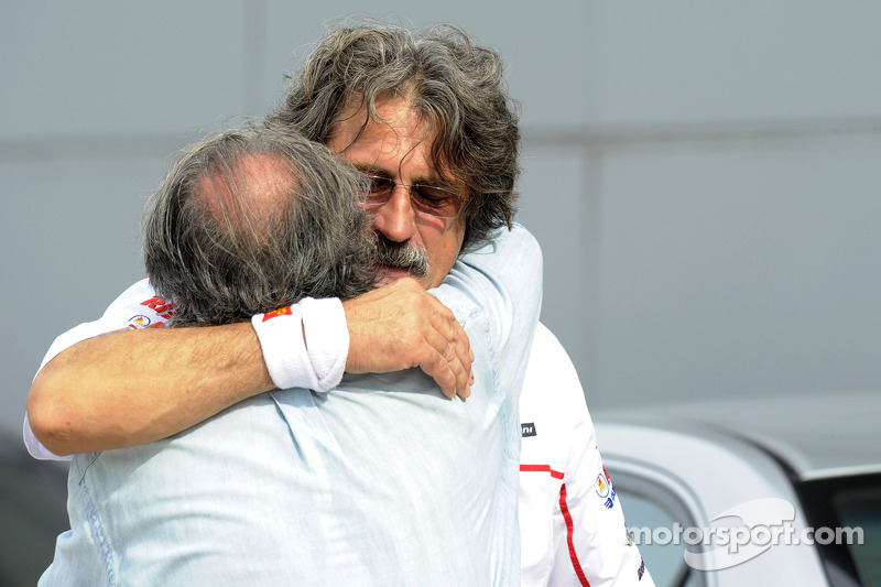 El padre y el manager de Marco en Malasia