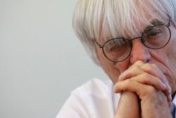 Журналисты берут интервью у Берни Экклстоуна и Фернандо Алонсо, Scuderia Ferrari