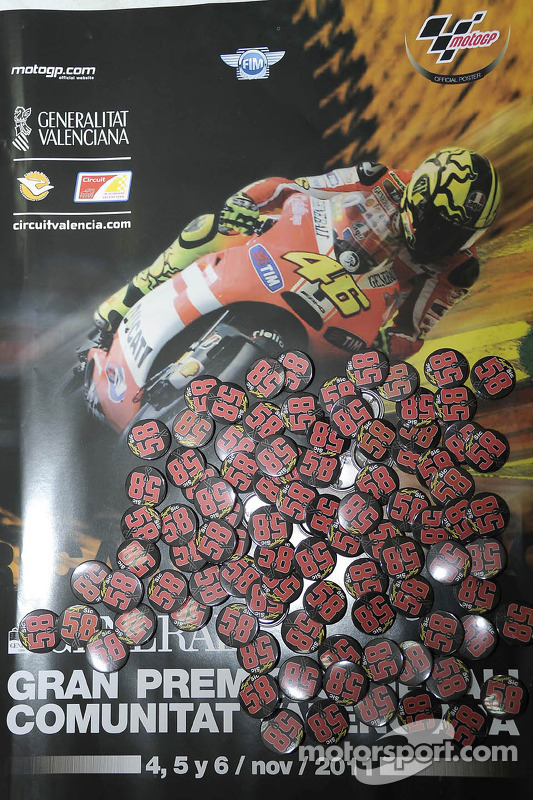 Insignias de Marco Simoncelli en el centro de los medios de comunicación
