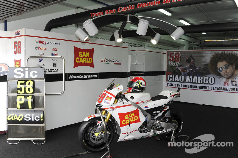 Un homenaje a Marco Simoncelli en la caja de pit del equipo Gresini
