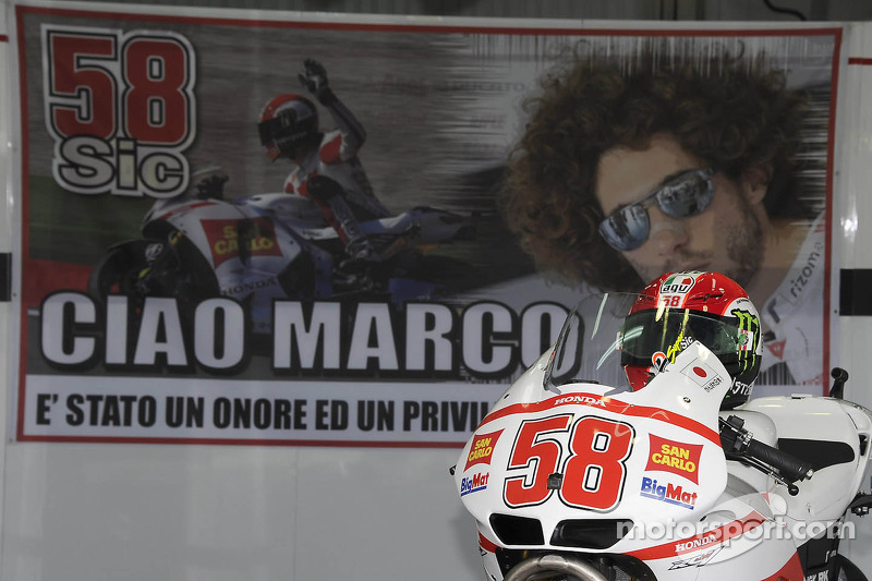 Un homenaje a Marco Simoncelli en la caja de pit del equipo Gresini