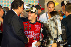 Victory lane: NASCAR Sprint Cup Series 2011 champion Tony Stewart, Stewart-Haas Racing Chevrolet celebrates with Mike Helton