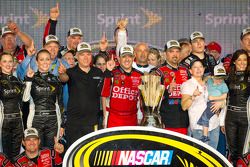 Victory lane: NASCAR Sprint Cup Series 2011 champion Tony Stewart, Stewart-Haas Racing Chevrolet cel