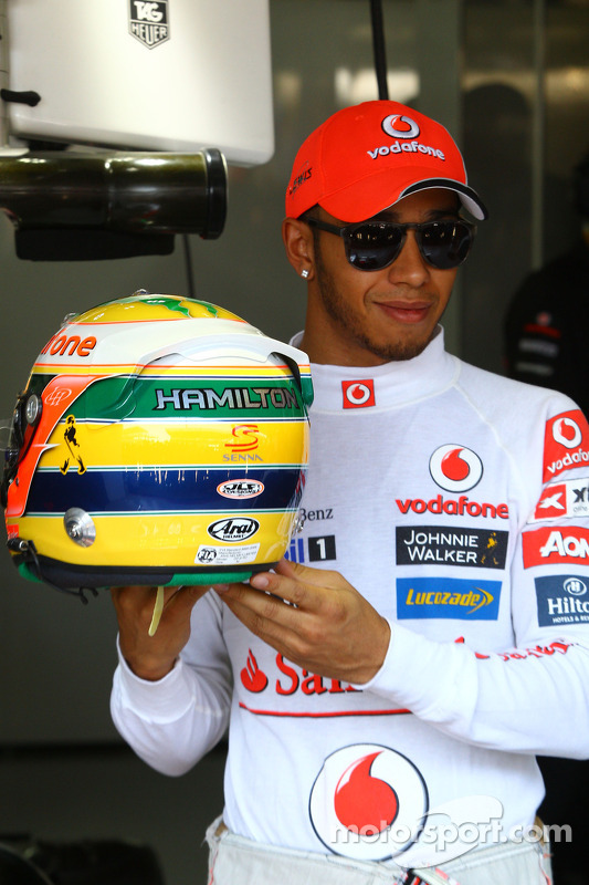 Lewis Hamilton, McLaren Mercedes, com capacete de Ayrton Senna