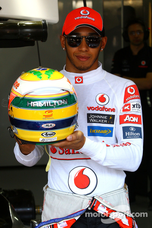 Lewis Hamilton, de McLaren Mercedes, con homenaje en el casco para Ayrton Senna