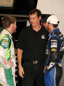 Dale Earnhardt Jr., Hendrick Motorsports Chevrolet and Jimmie Johnson, Hendrick Motorsports Chevrolet talk with crew chief Steve Letarte