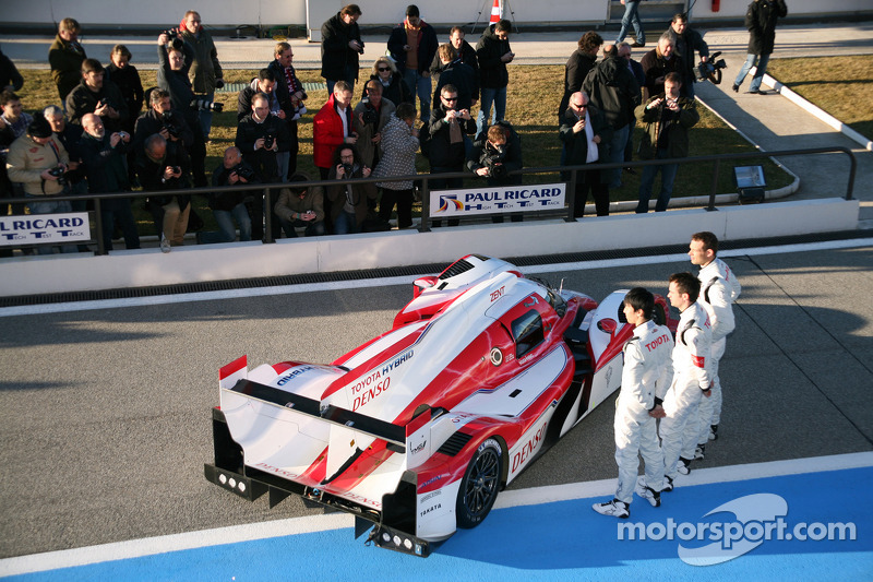 Kazuki Nakajima, Alexander Wurz, Nicolas Lapierre avec la Toyota TS030 Hybrid