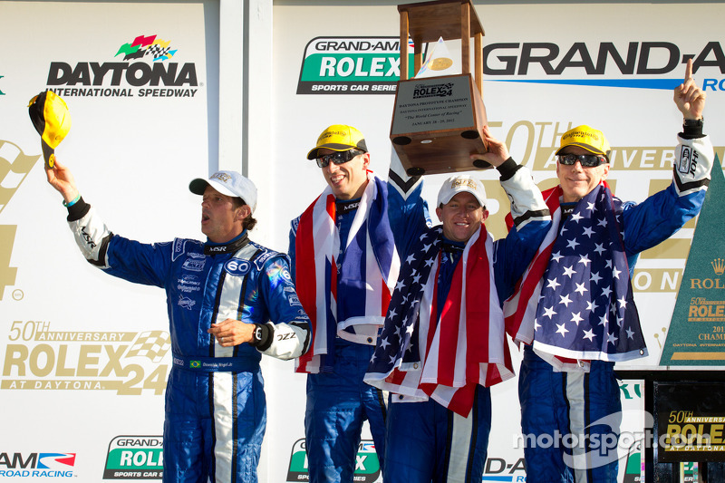 Victory Lane en DP : les vainqueurs A.J. Allmendinger, Oswaldo Negri, John Pew et Justin Wilson fêtent leur victoire