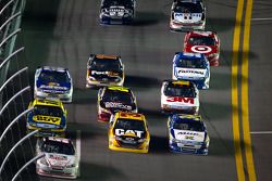 Kurt Busch, Phoenix Racing Chevrolet, Jeff Burton, Richard Childress Racing Chevrolet and David Ragan, Front Row Motorsports Ford lead a group of cars